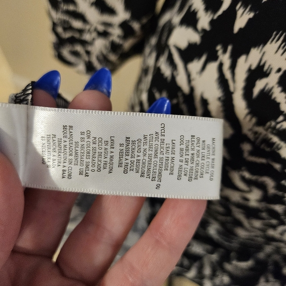 Elegant Black and White Floral Dress - Picture 7 of 8